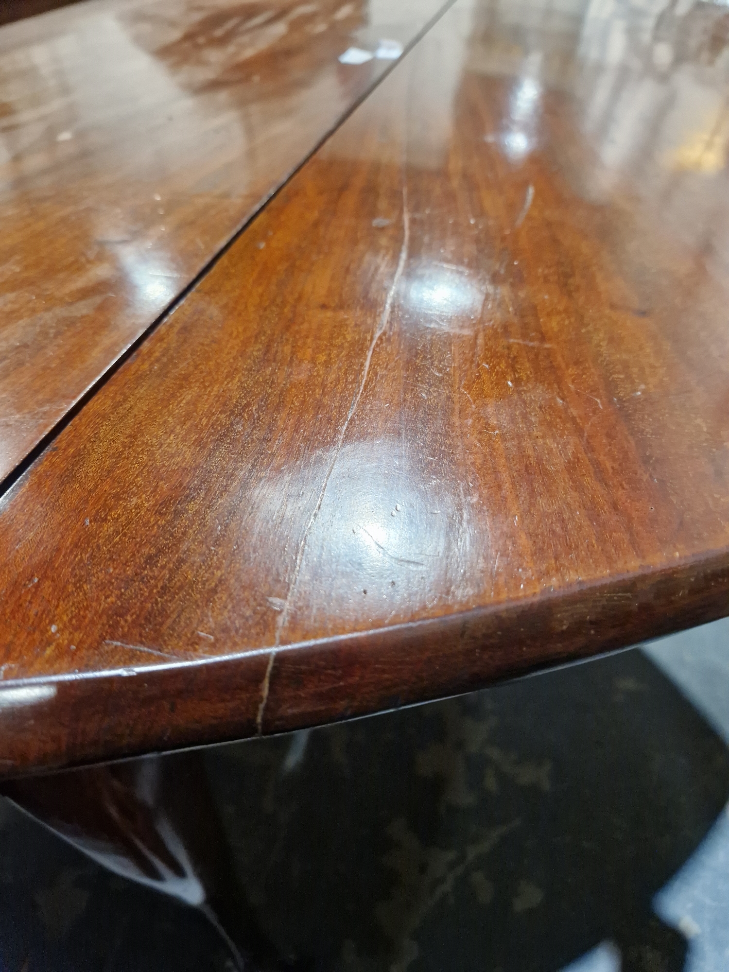 Late Georgian mahogany swing leg dining table of oval form, raised on cabriole legs with claw and - Bild 18 aus 34