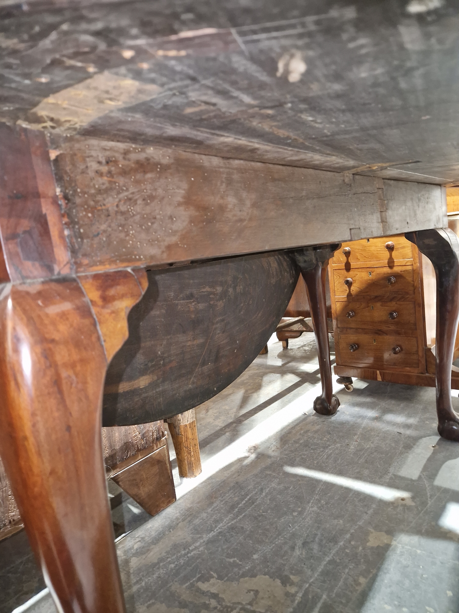 Late Georgian mahogany swing leg dining table of oval form, raised on cabriole legs with claw and - Bild 21 aus 34