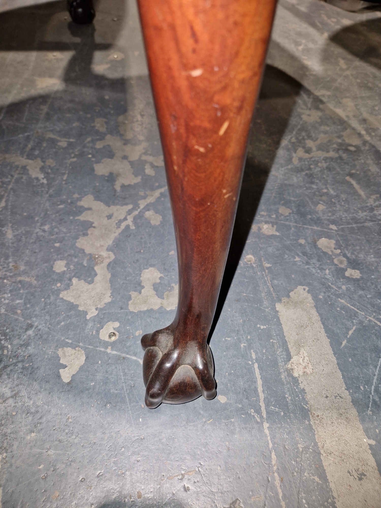 Late Georgian mahogany swing leg dining table of oval form, raised on cabriole legs with claw and - Bild 29 aus 34