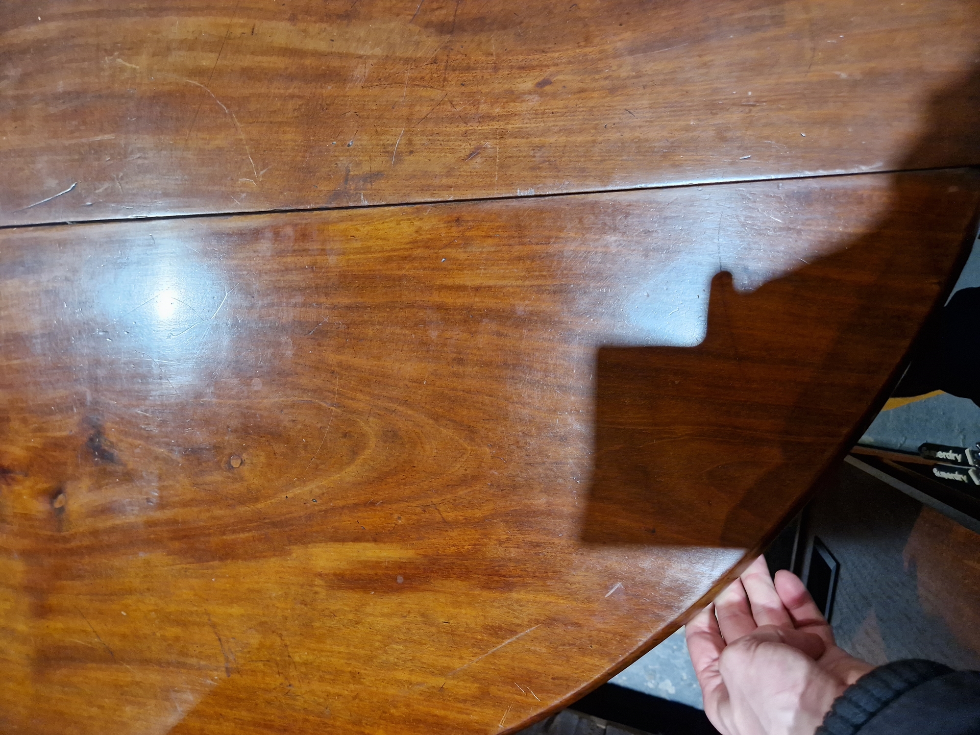 Late Georgian mahogany swing leg dining table of oval form, raised on cabriole legs with claw and - Bild 23 aus 34