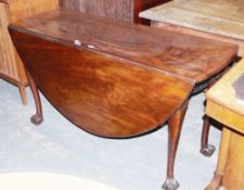 Late Georgian mahogany swing leg dining table of oval form, raised on cabriole legs with claw and