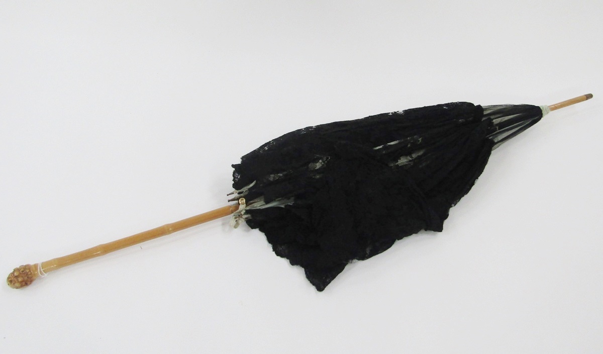 Late 19th/early 20th century parasol with a carved wooden handle as bamboo, black lace with a - Image 2 of 6