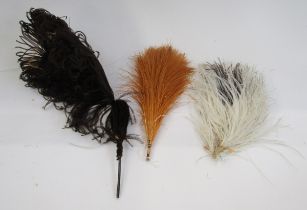 Quantity of variously coloured ostrich feathers and a bird-pattern hat accessory (1 bag)