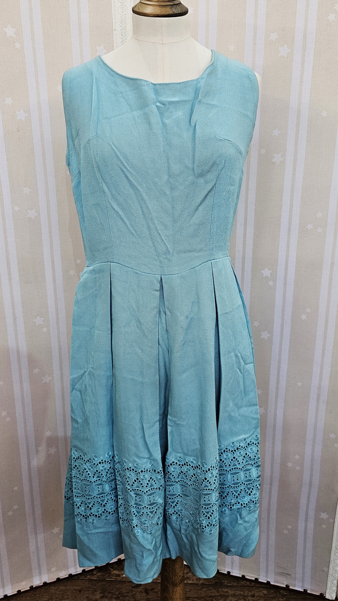 1960's turquoise linen shift dress, sleeveless, (stained) with broderie anglaise detail to the - Bild 2 aus 7
