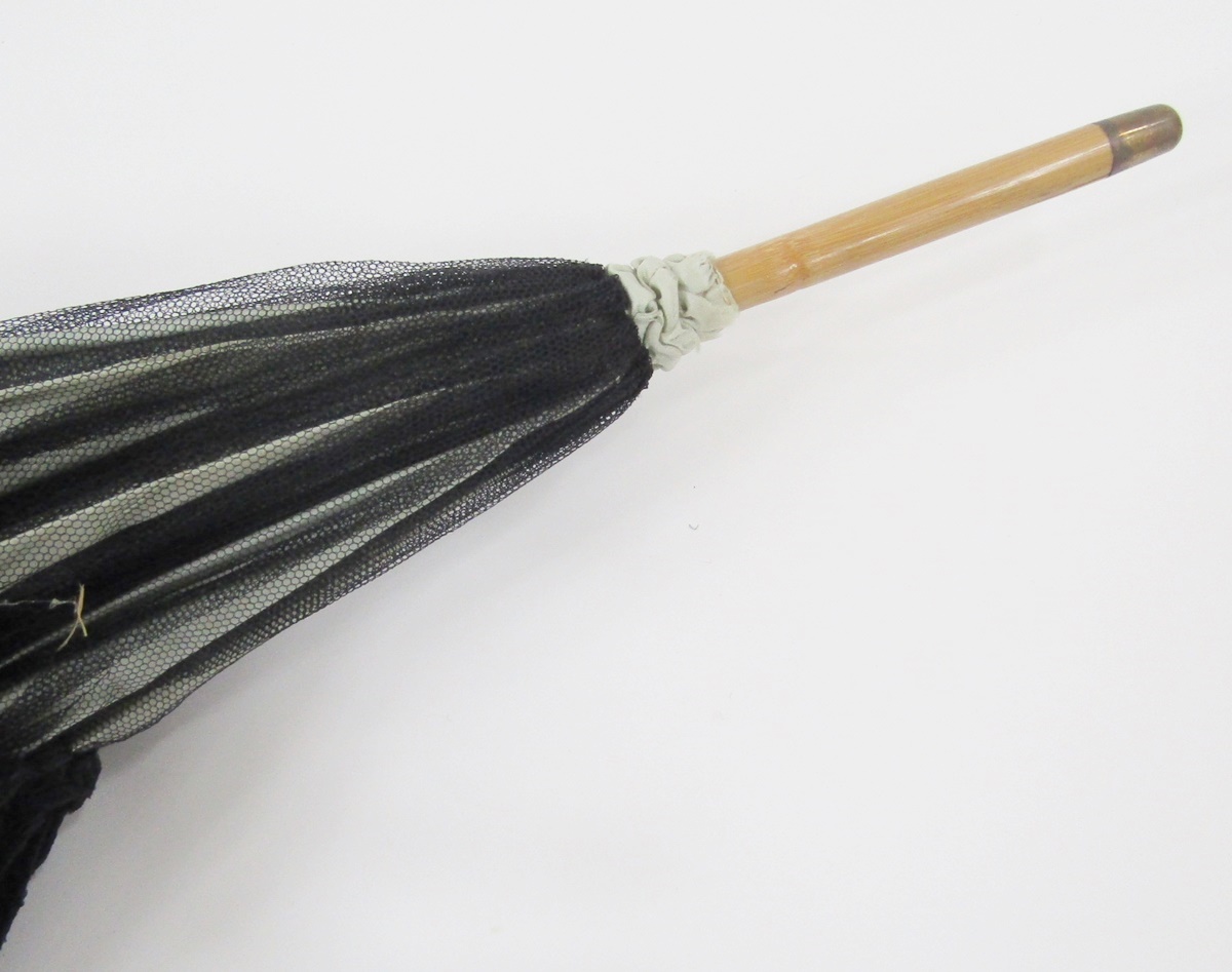 Late 19th/early 20th century parasol with a carved wooden handle as bamboo, black lace with a - Image 4 of 6