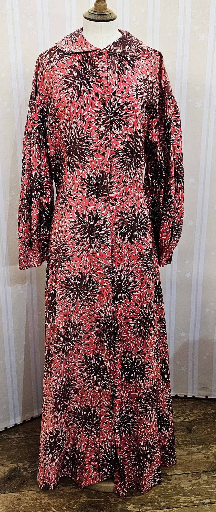 A 1940's brown crepe day dress printed in a cream abstract design with three quarter length sleeves, - Bild 7 aus 10