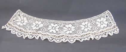Quantity lace edgings, length of tassel edging, silk threads and other pieces