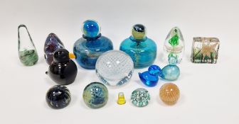 Quantity of art glass to include a near pair of Mdina glass bottles with stoppers, a Hadeland
