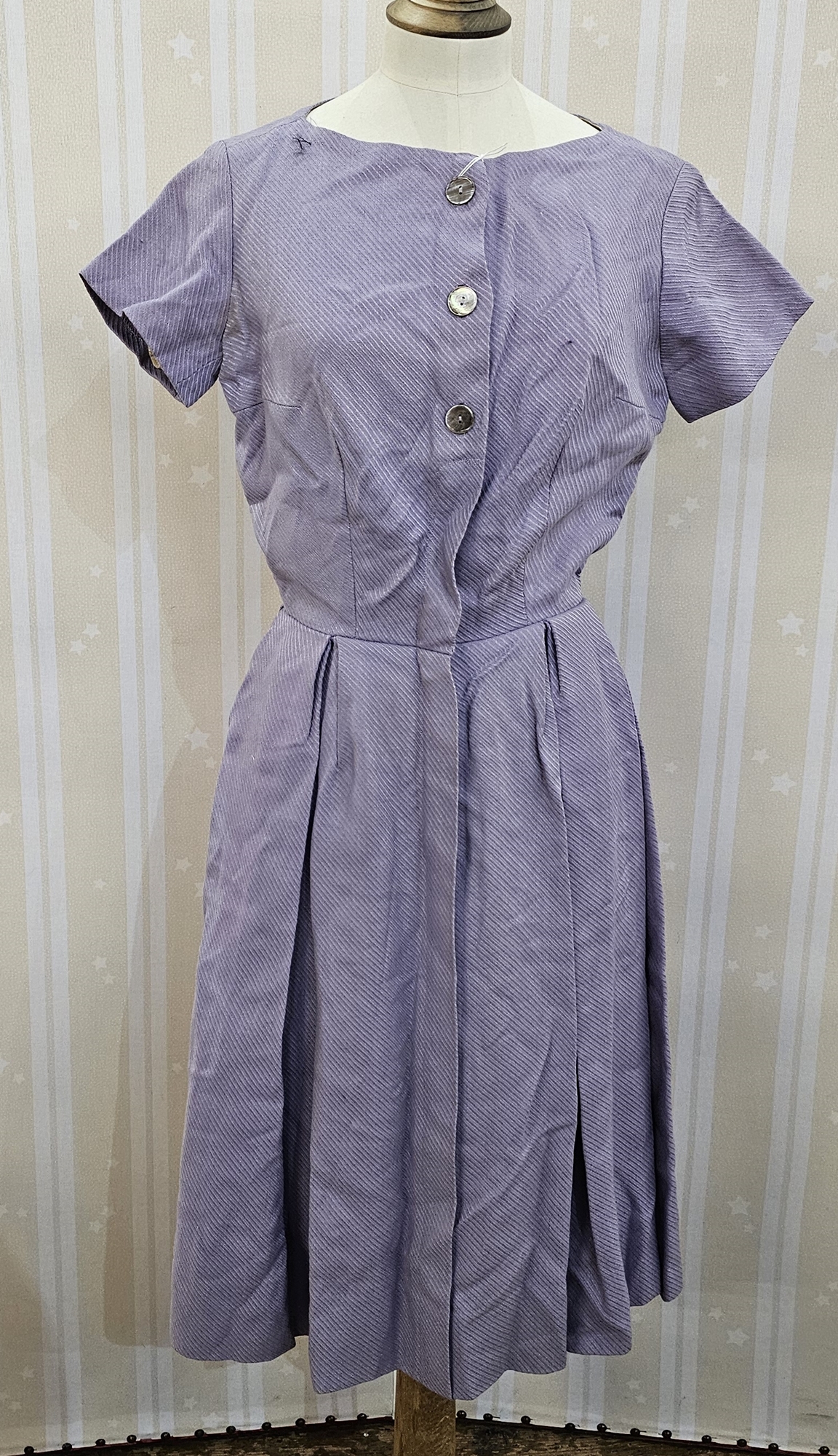 A 1940's brown crepe day dress printed in a cream abstract design with three quarter length sleeves, - Bild 6 aus 10