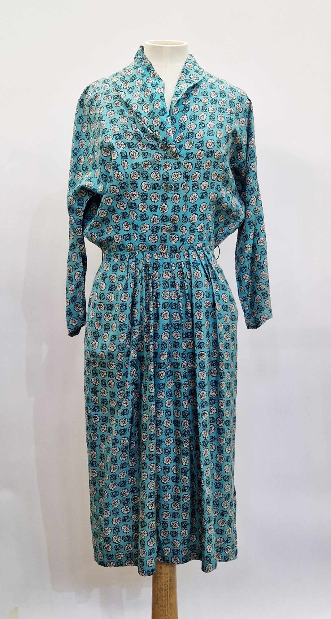 1950's green satin printed cocktail dress, ruched bodice, broad sleeves, bow detail to the front, - Bild 2 aus 7