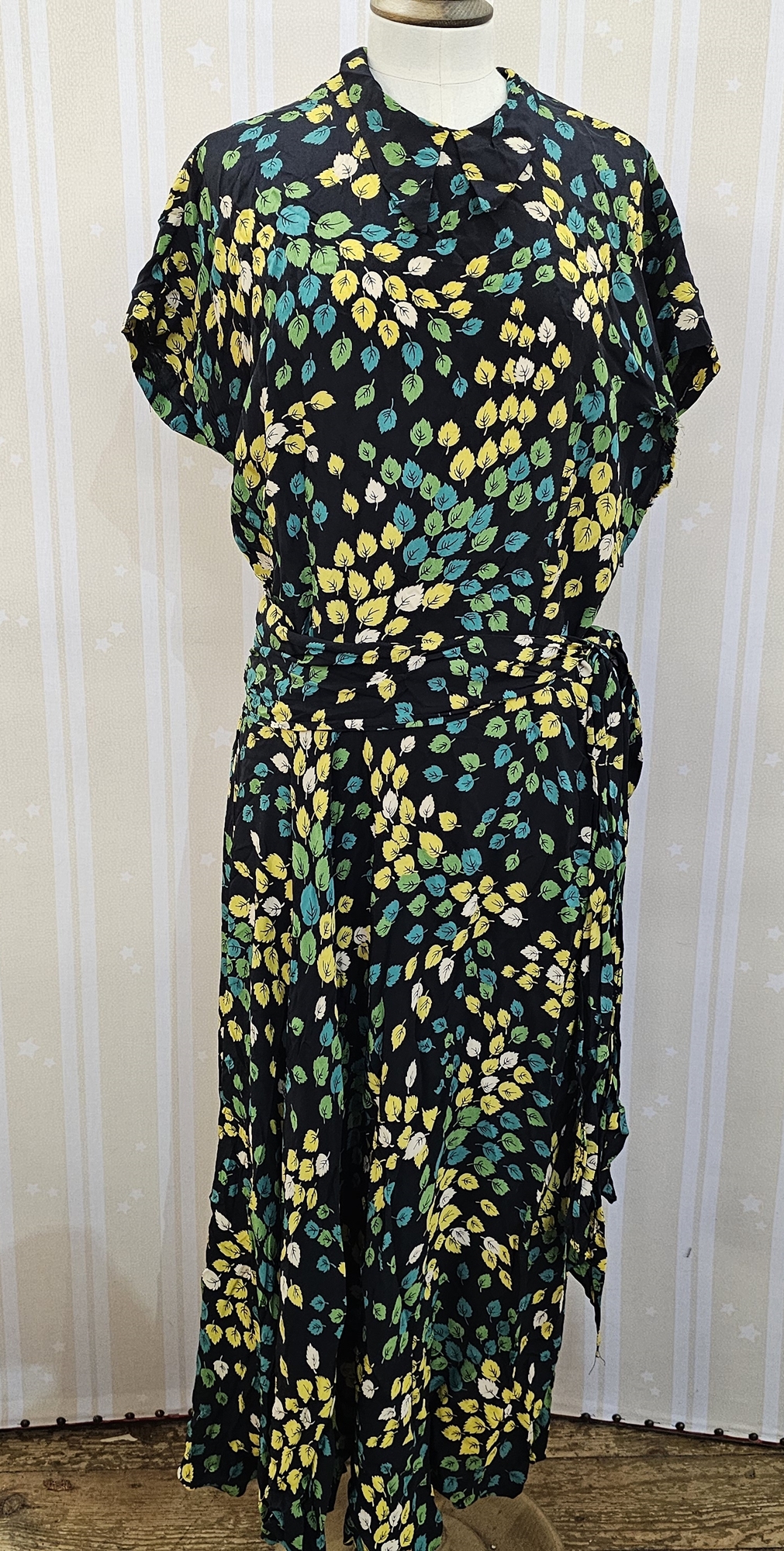 A 1940's brown crepe day dress printed in a cream abstract design with three quarter length sleeves, - Bild 5 aus 10