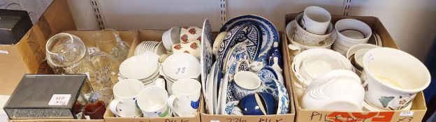 Portmeirion 'Botanic Garden' jardiniere, a quantity of blue and white china to include Royal