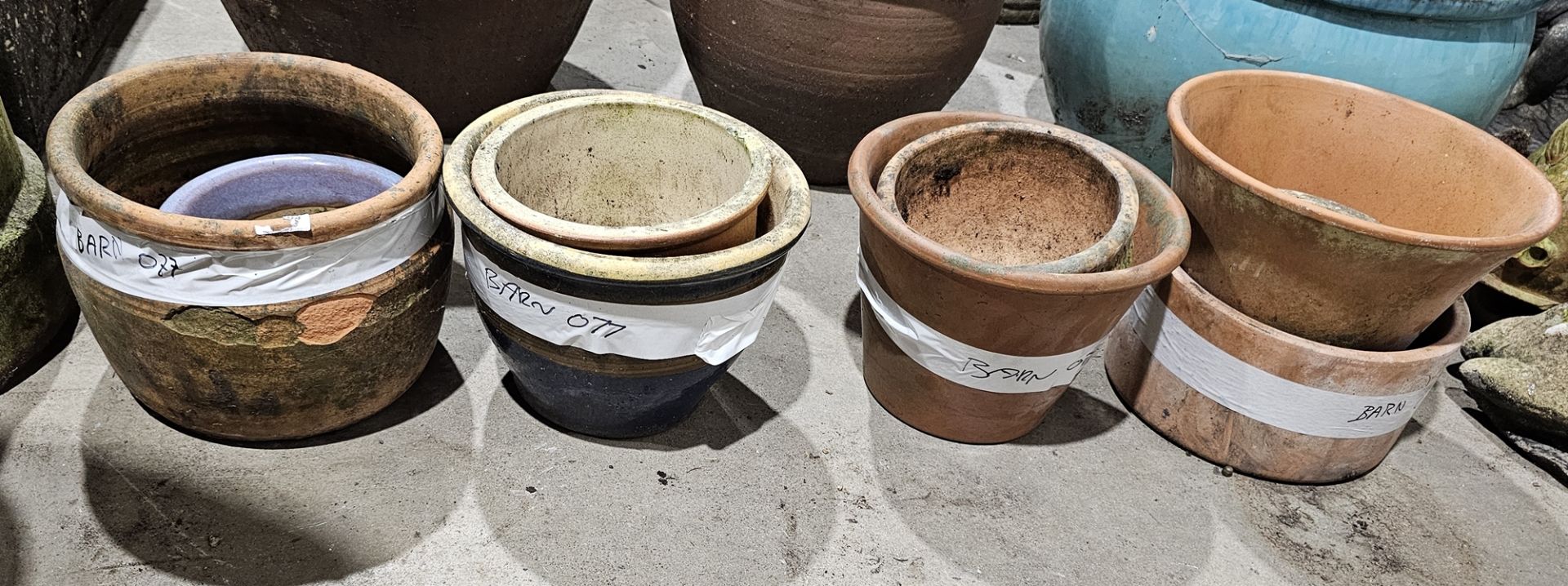 Small quantity of predominantly terracotta pots, some glazed (9)