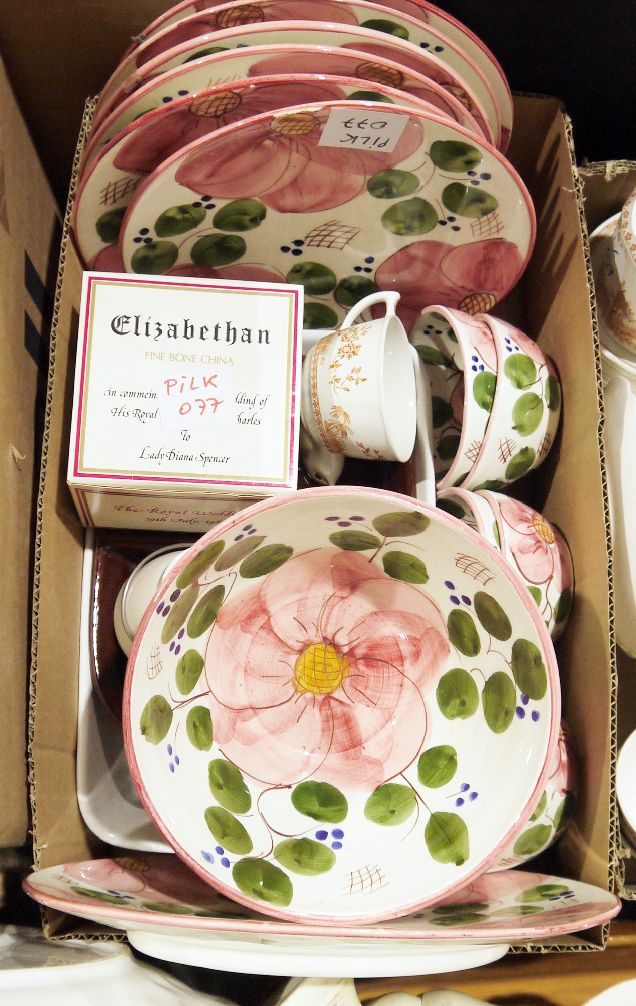 Part service Furnivals 'Quail', painted Portuguese dishes and bowls, pink roses, assorted terracotta - Image 2 of 4