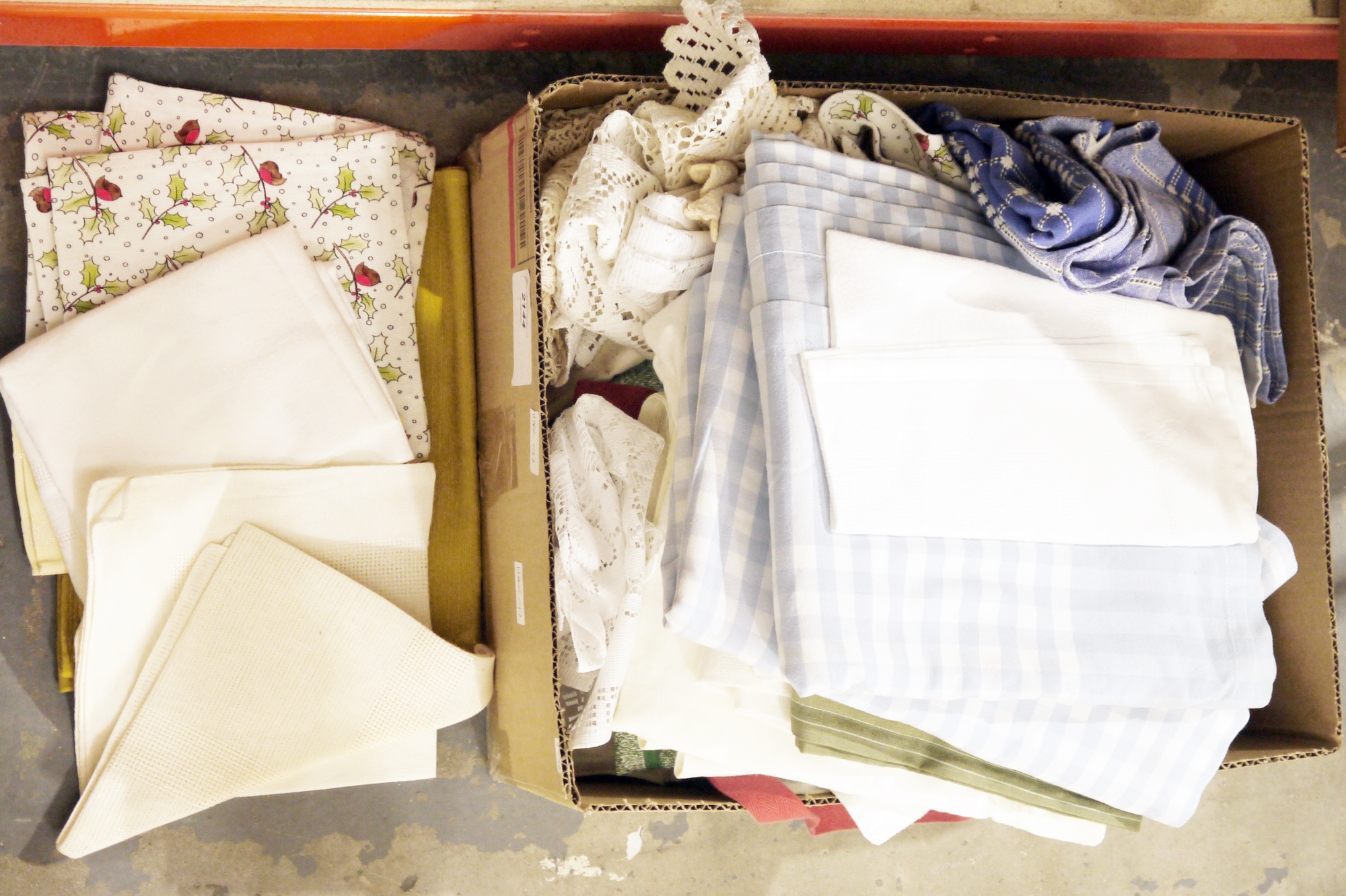 Quantity of table linen, assorted (1 box)