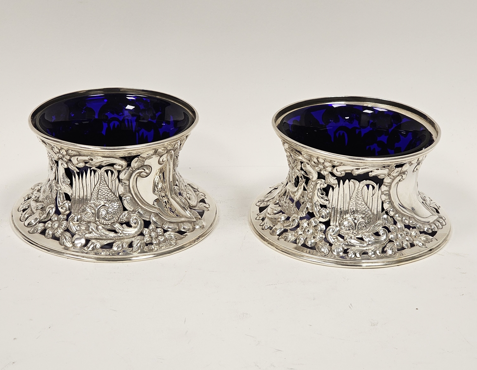 Pair late Victorian/Edwardian graduated 'Irish' silver dish rings, each of typical waisted - Image 2 of 4