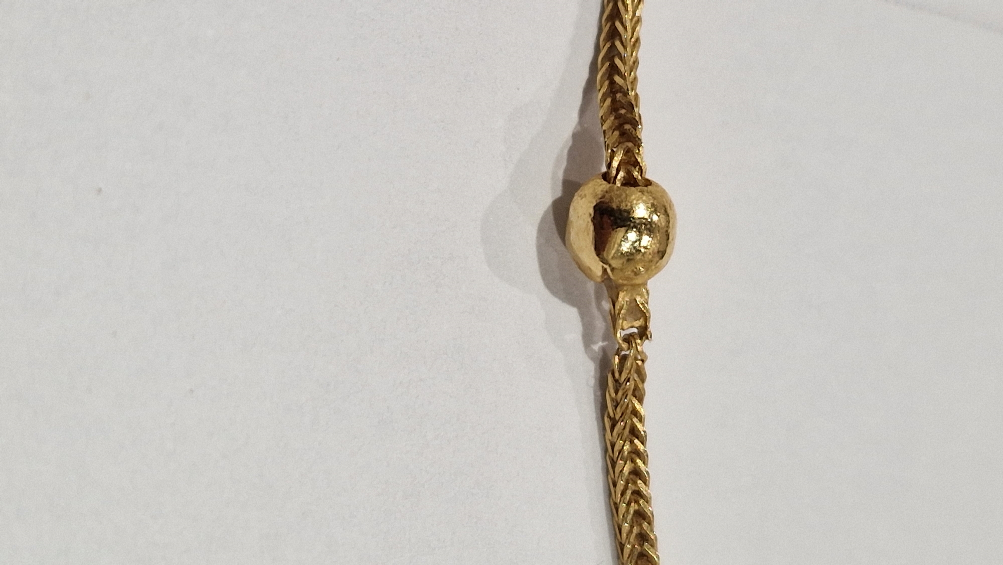 18ct gold herringbone and ball-pattern chain necklace, 5g  Condition Report Length approx. 40cm - Image 3 of 6