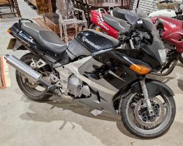 Kawasaki ZZR 600 motorcycle, 1998, 599cc, registration R486 DNG. Comes with V5 and key. Currently