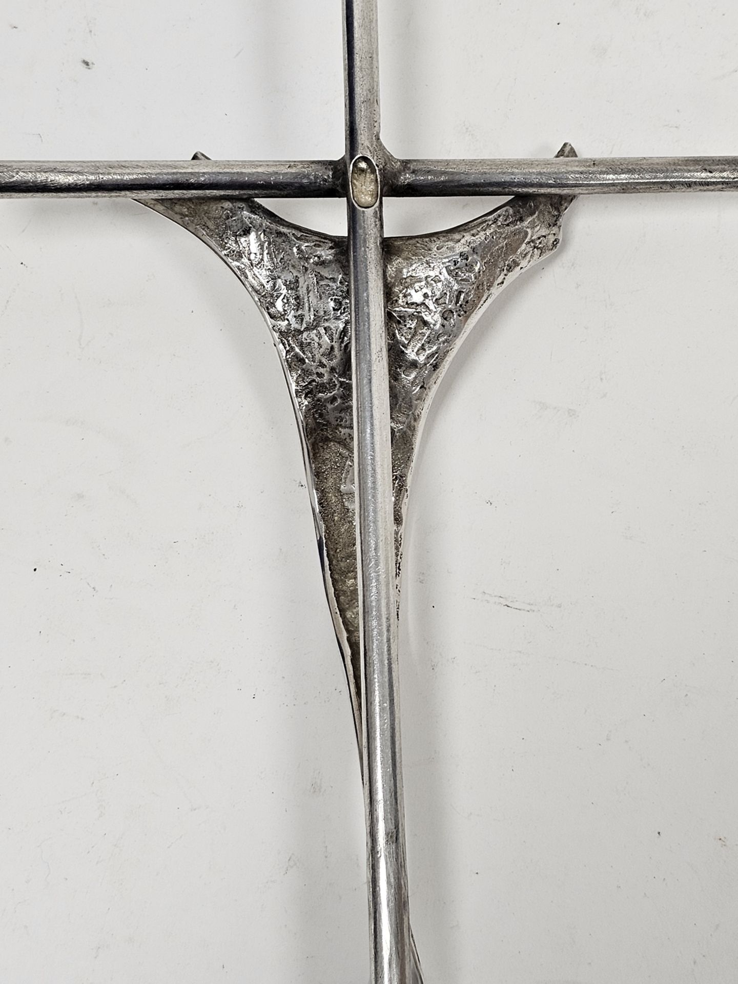 Italian modernist signed silver-coloured metal abstract wall mounting crucifix by Gotti et C, - Image 3 of 3