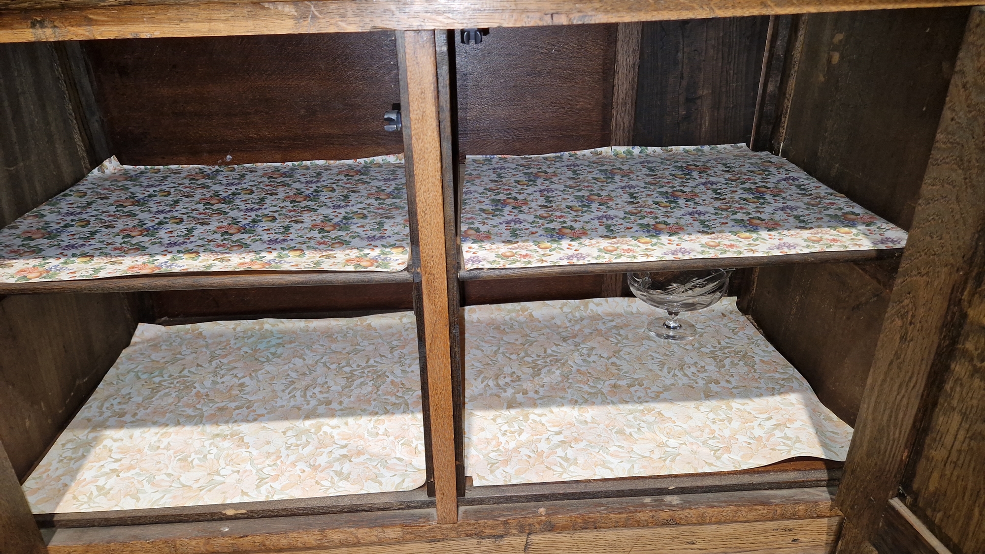 Oak Welsh dresser with two-tier platerack over two short drawers and a two-door cupboard, brass - Image 11 of 13