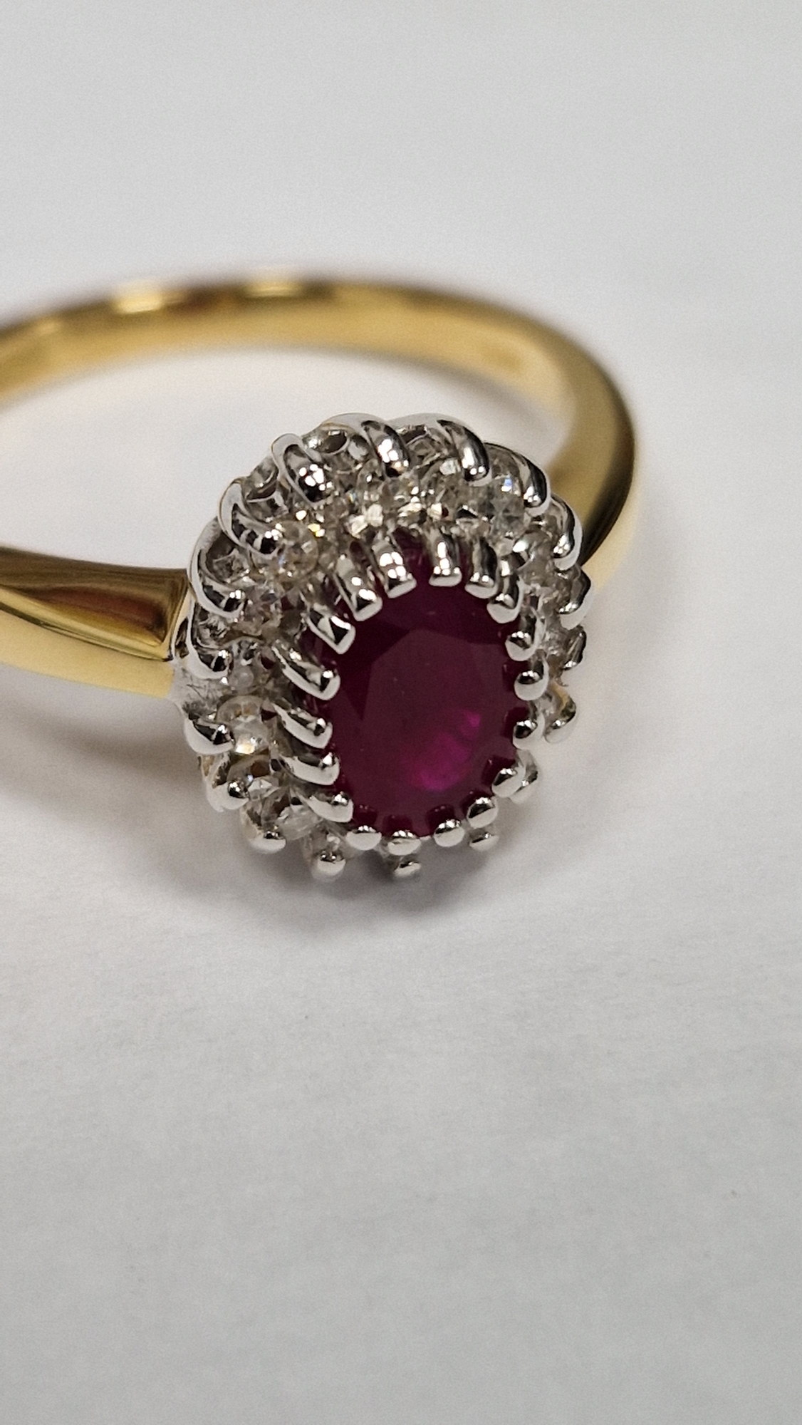 18ct gold, red stone and diamond cluster dress ring  Condition Report Good overall condition. - Image 4 of 8