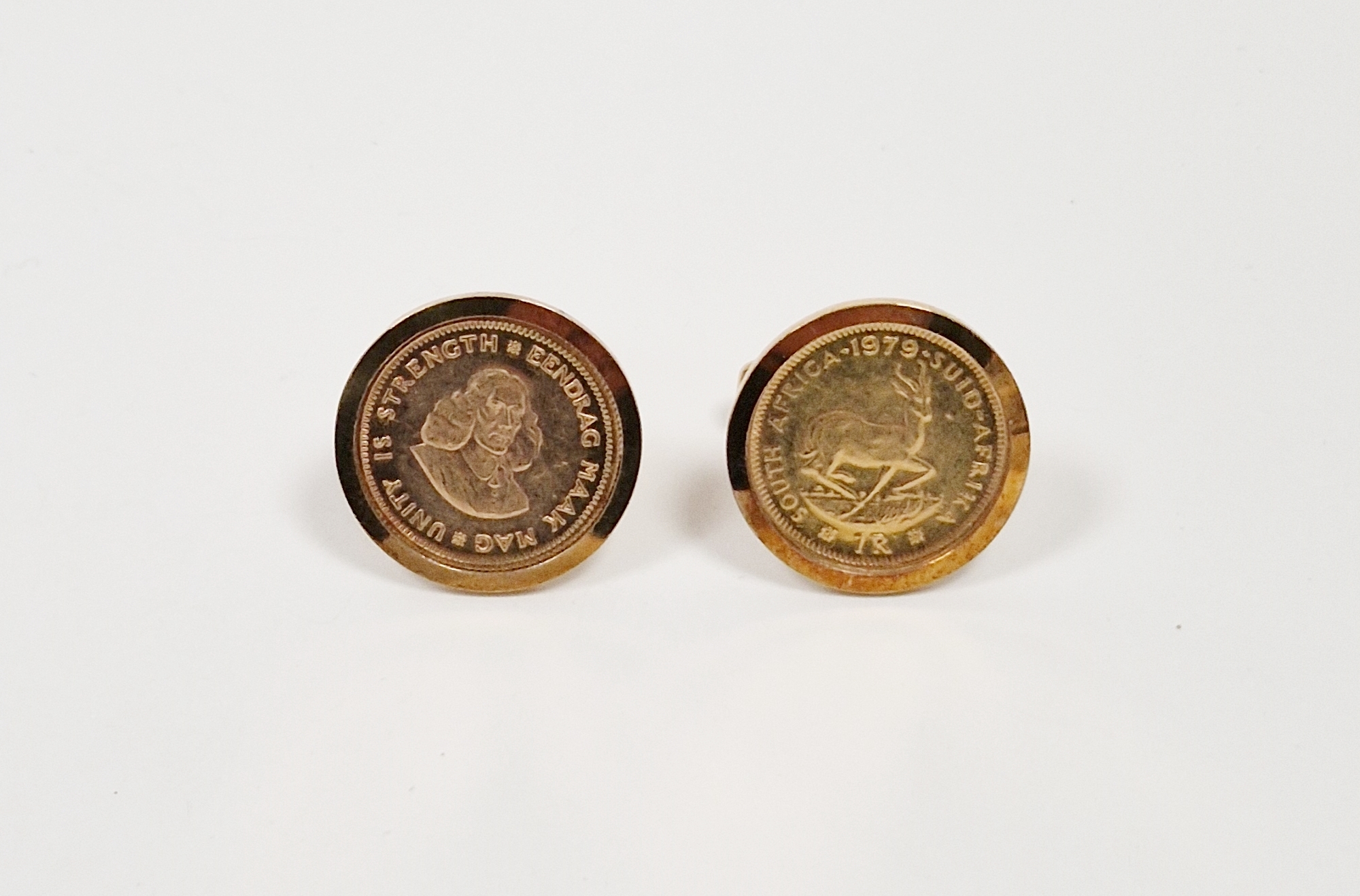 Pair of gold-coloured cufflinks, each set with a South Africa one rand gold coin