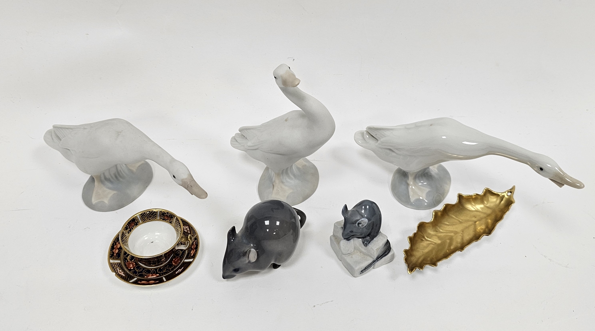 Three Lladro models of ducks, two Royal Copenhagen models of mice, a Royal Crown Derby imari pattern - Bild 2 aus 6
