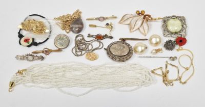 Assorted costume jewellery, to include a part 9ct gold cufflink, silver photo locket, silver brooch,