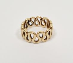 9ct gold scroll pierced ring, 5.3g