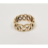 9ct gold scroll pierced ring, 5.3g