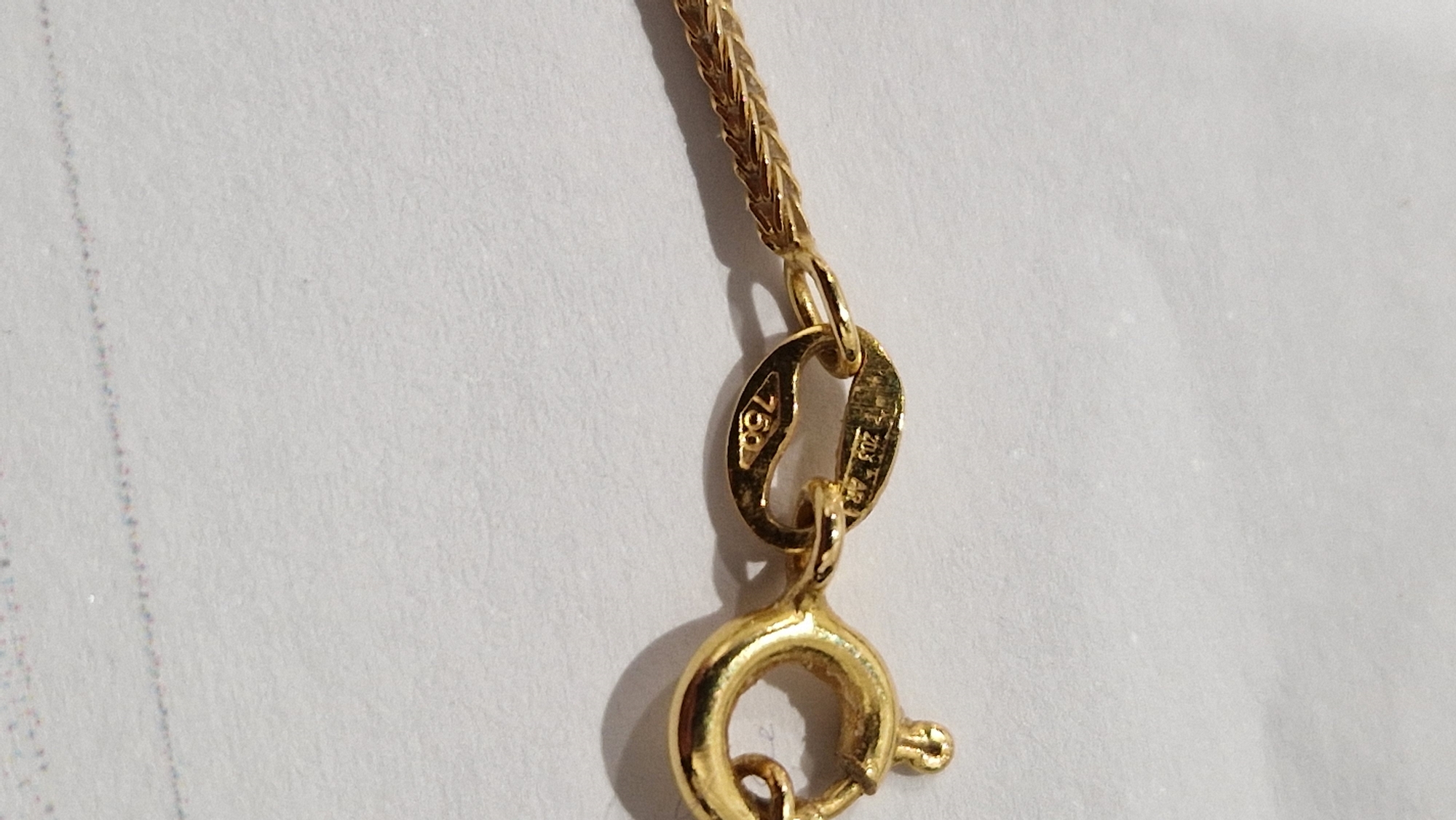 18ct gold herringbone and ball-pattern chain necklace, 5g  Condition Report Length approx. 40cm - Image 2 of 6