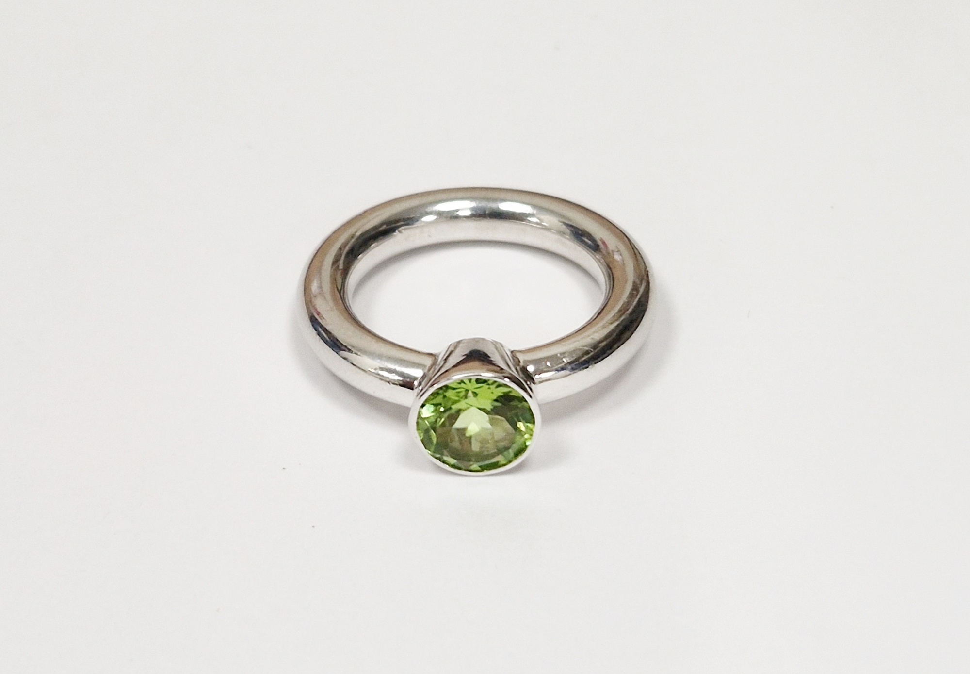 9ct white gold and green stone dress ring set peridot-coloured stone, on rounded shank, approx 11.
