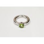 9ct white gold and green stone dress ring set peridot-coloured stone, on rounded shank, approx 11.