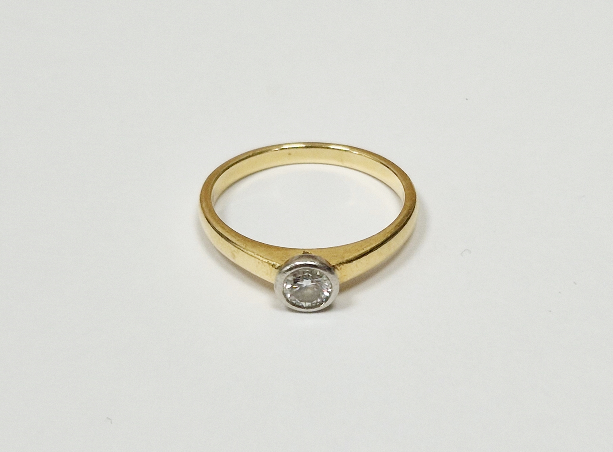 18ct gold solitaire diamond ring, the collet set stone approx. 0.35ct, ring size 'O' approx 3.4g