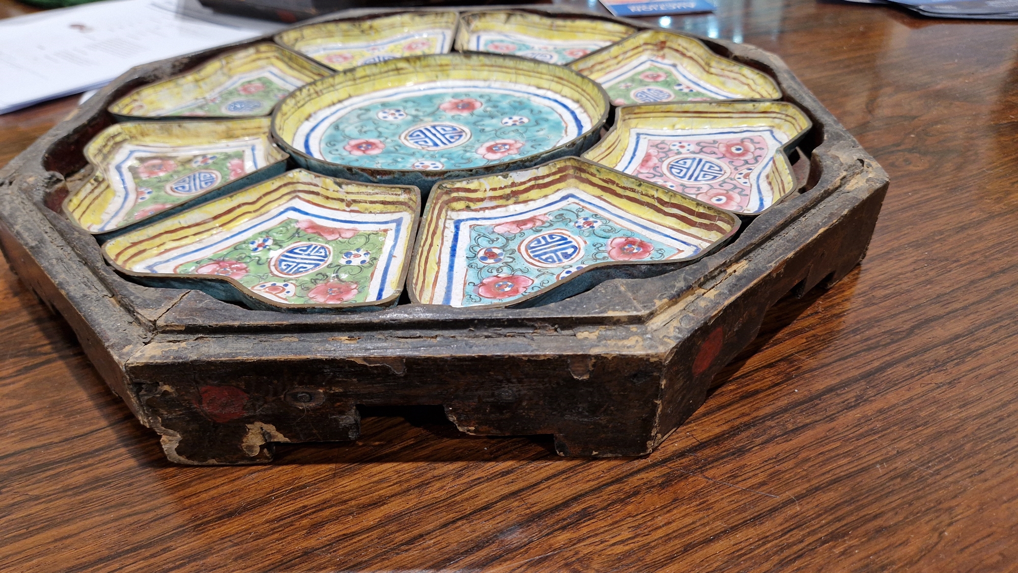 Canton enamel sweetmeat set in black lacquer octagonal box and cover, Qing dynasty, comprising: a - Bild 55 aus 57