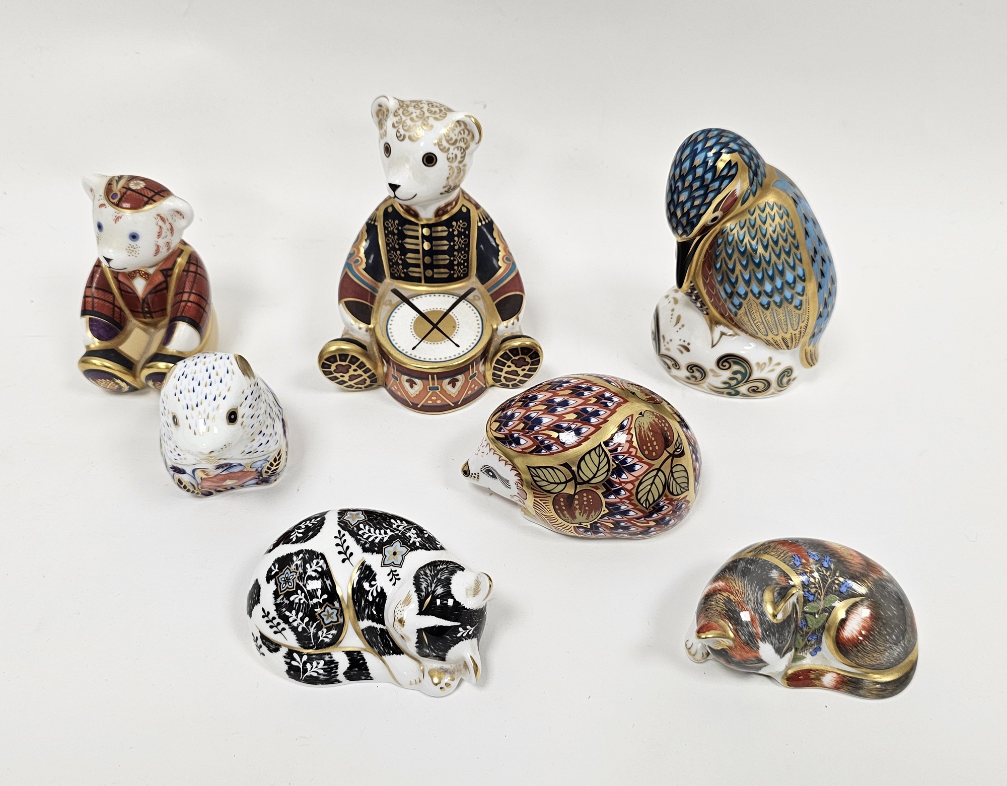 Seven Royal Crown Derby bone china animal paperweights, comprising Drummer Bear, Orchard Hedgehog, - Bild 2 aus 7