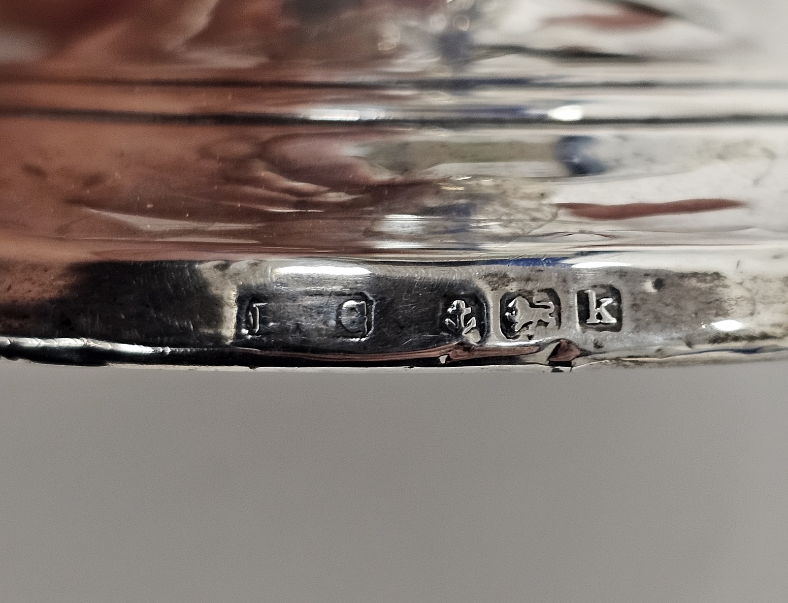 Pair of Edwardian silver candlesticks with ribbon and foliate decoration, Birmingham 1909, makers - Image 3 of 5