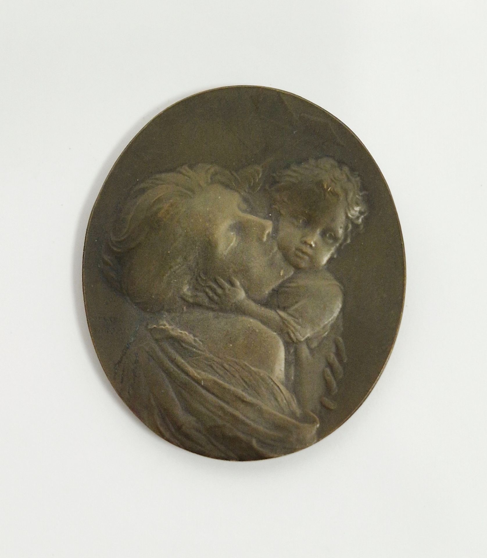Bronze medal signed by Henri Dropsy (1885-1969), mother holding her child in her arms and kissing