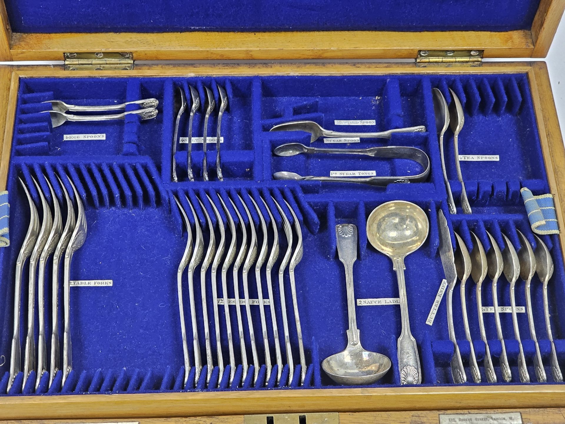 Edwardian silver part canteen of fiddle, thread and shell pattern flatware by Goldsmiths & - Image 2 of 4