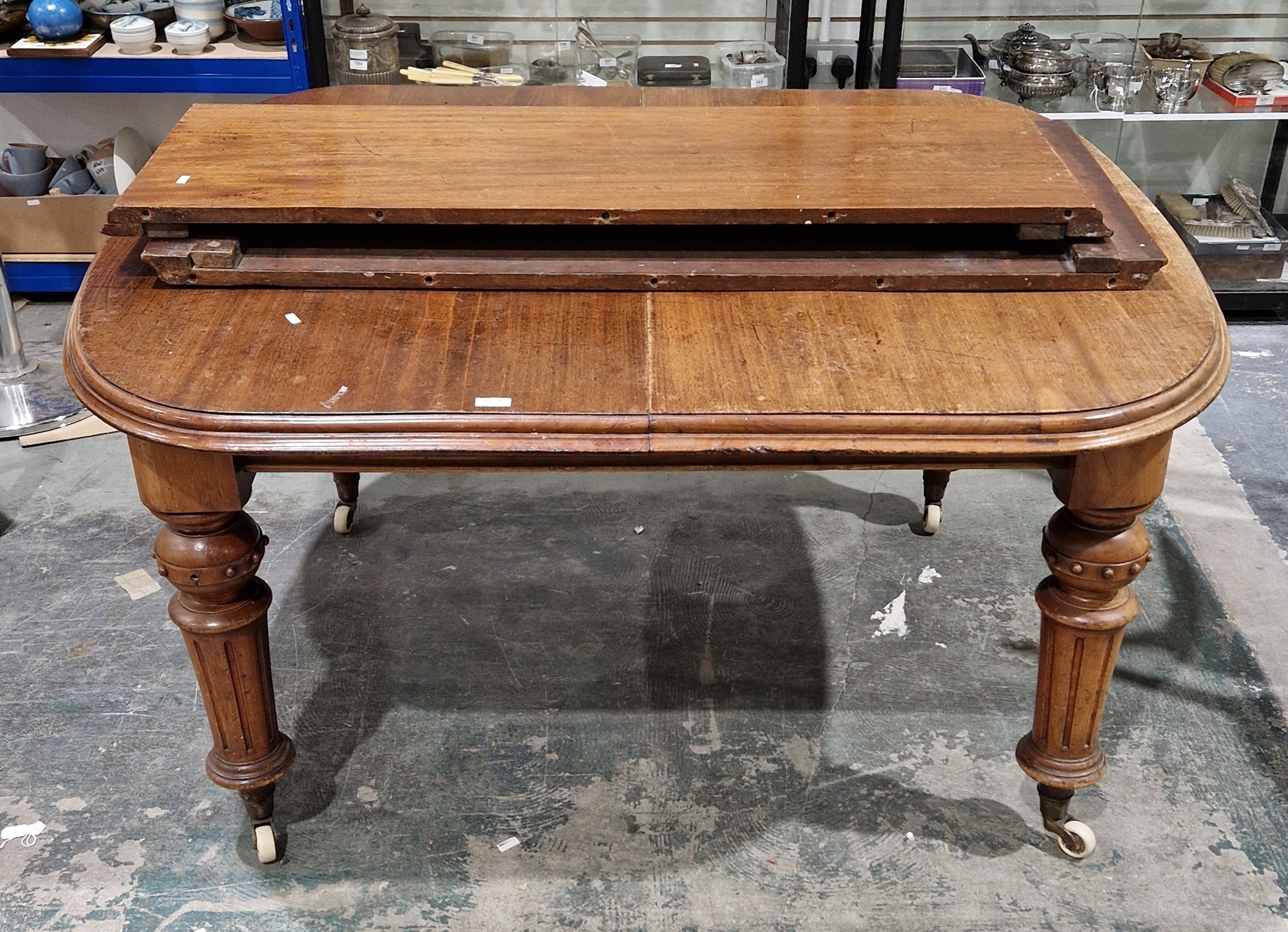 Victorian mahogany extending dining table, on turned and carved legs, on castors, 73cm high x