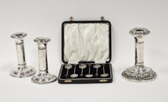 Pair of Edwardian silver candlesticks with ribbon and foliate decoration, Birmingham 1909, makers