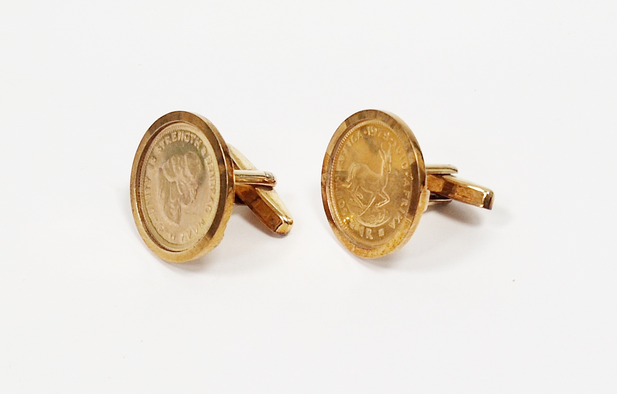 Pair of gold-coloured cufflinks, each set with a South Africa one rand gold coin - Image 2 of 2