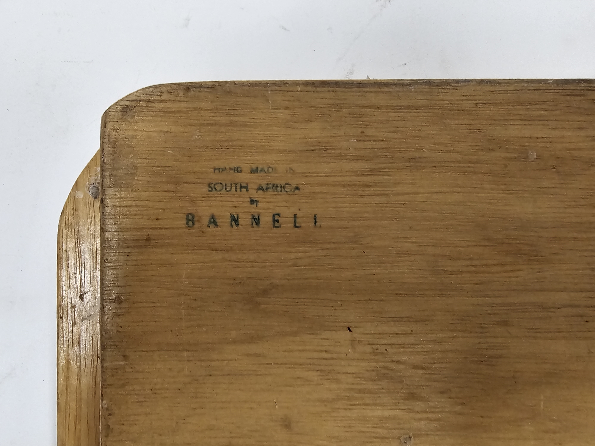 1960's South African (Bannell) painted wooden tray of rectangular form, decorated with huntsmen - Image 3 of 3