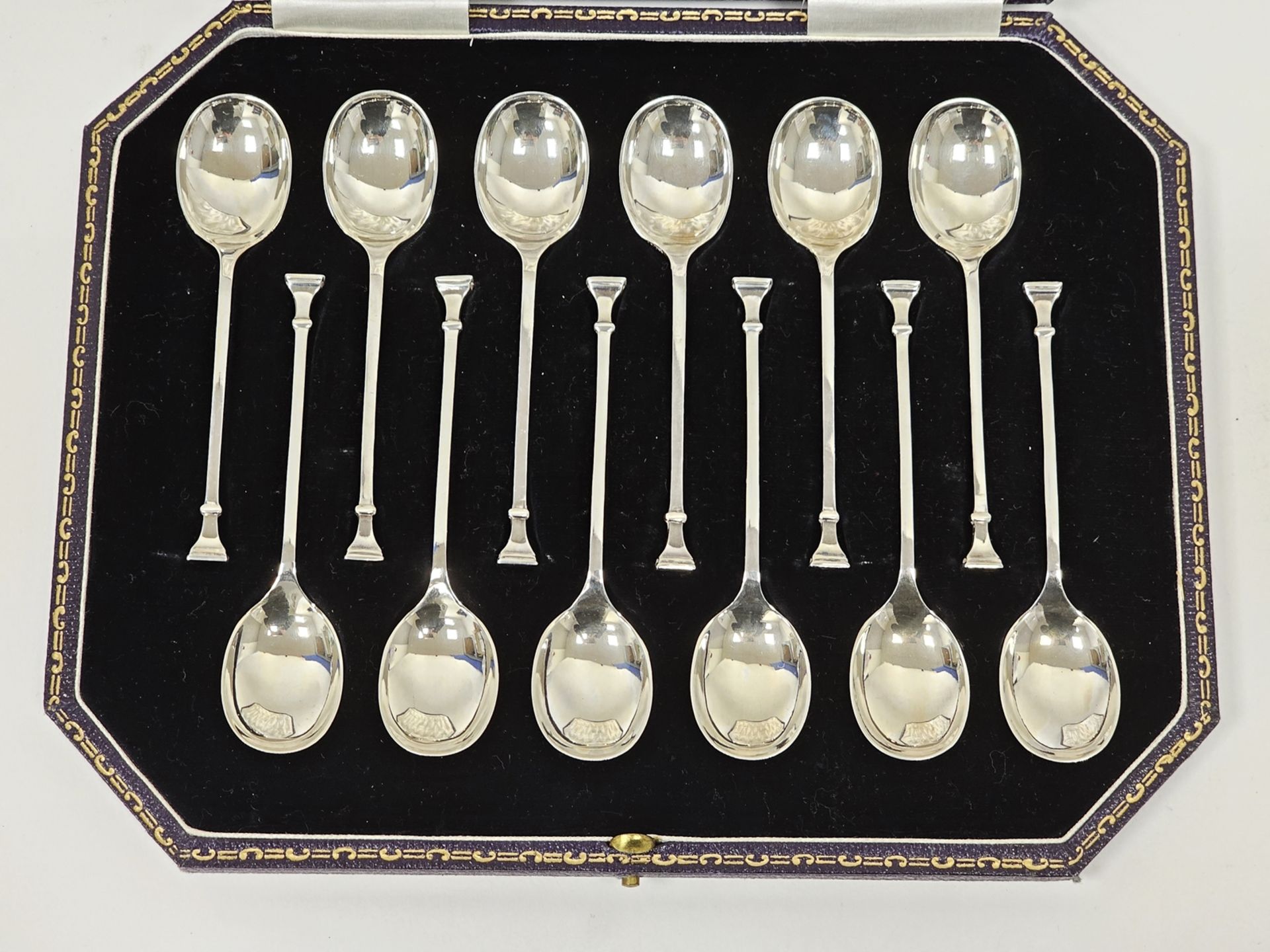 Set of six silver teaspoons with seal tops, cased, hallmarked Sheffield 1926, makers marks for - Image 2 of 3