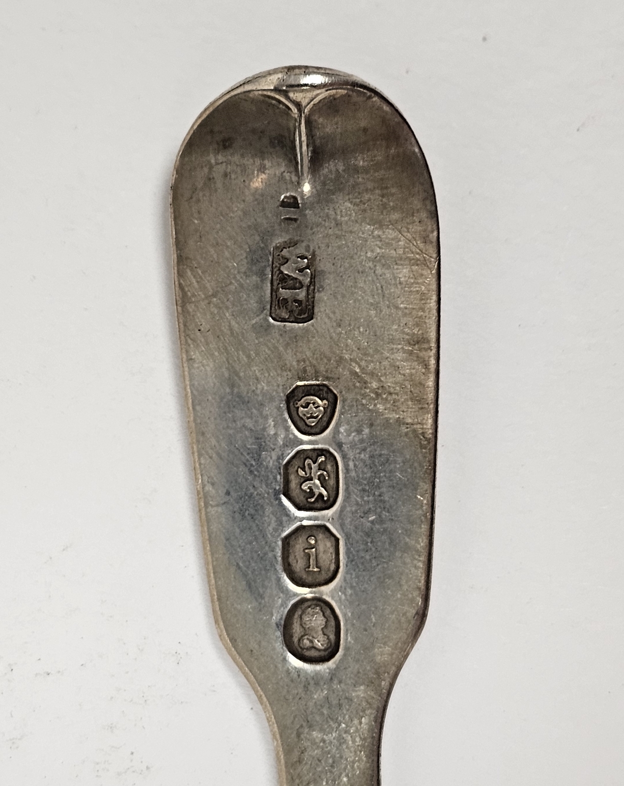 Five George IV silver fiddle pattern egg spoons by William Eaton, London 1824 and one other - Image 3 of 4