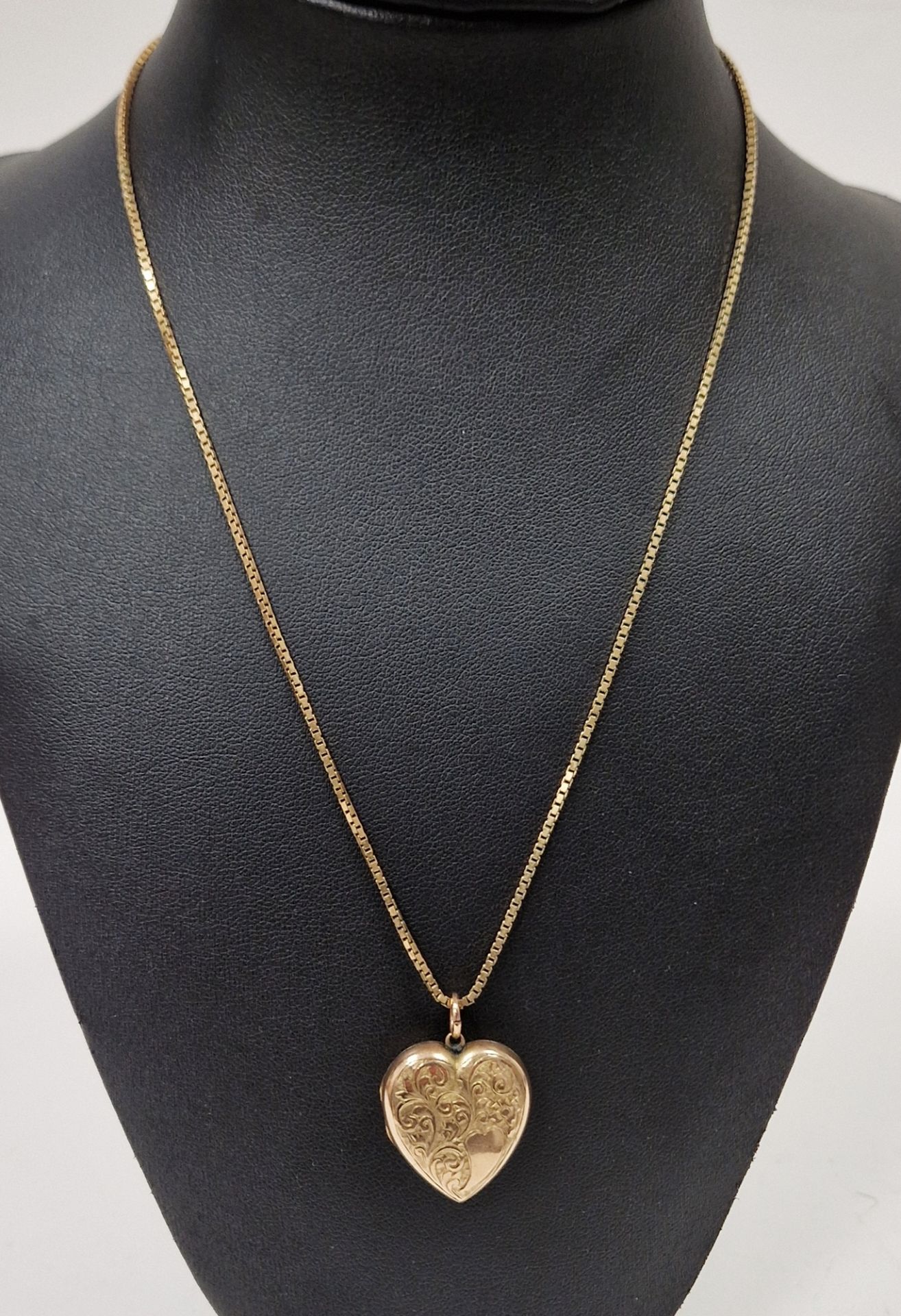 9ct gold boxlink-pattern chain necklace, 4.8g approx. and the rolled gold heart-shaped locket