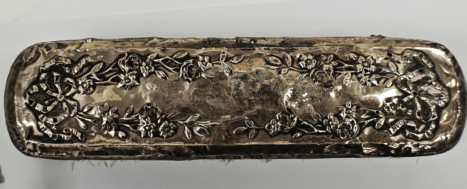 Pair of George III silver sugar tongs by Samuel Godbehere and Edward Wigan (no date letter), with - Image 3 of 4