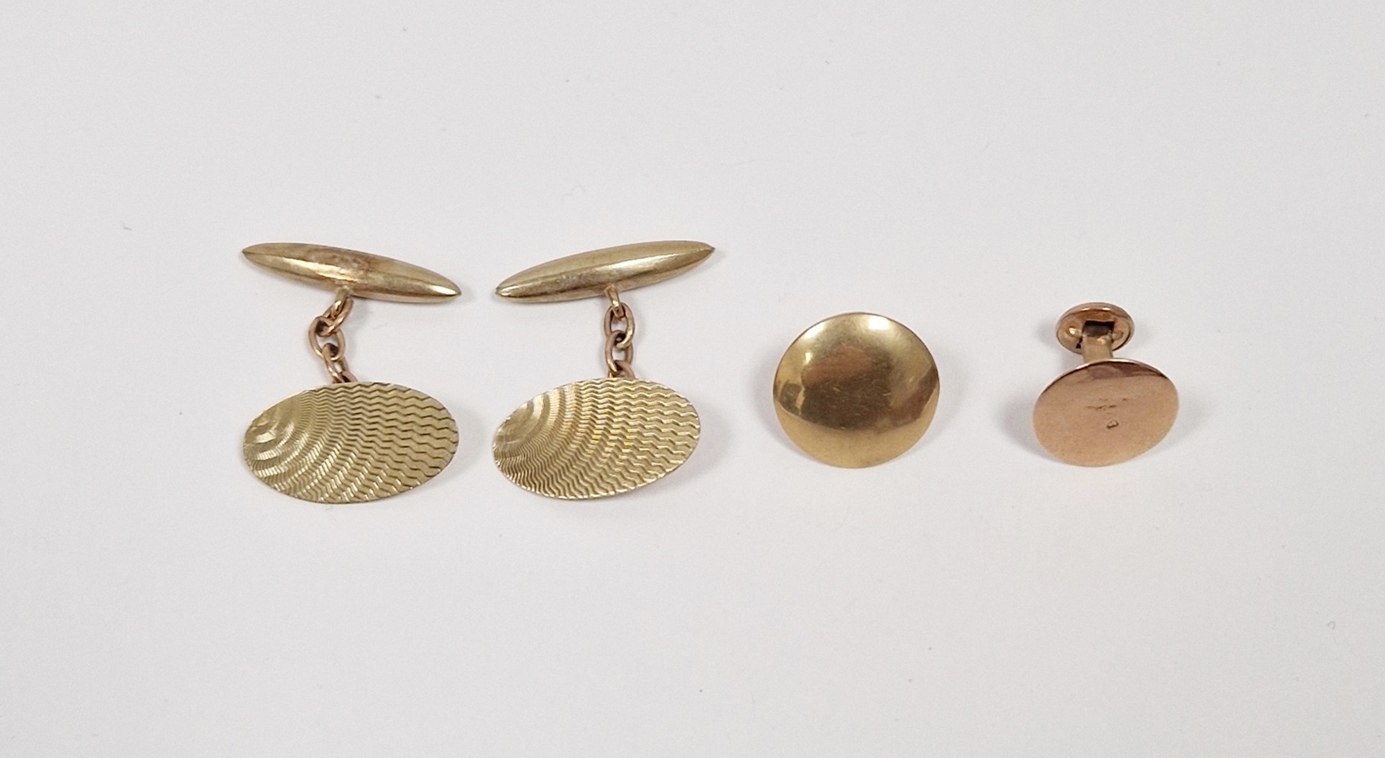 Pair 9ct gold oval, torpedo and chain-pattern cufflinks, engine-turned and a pair of 9ct gold studs,