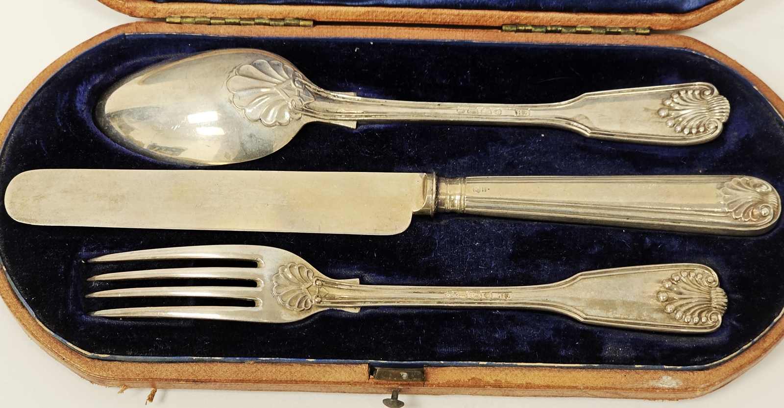 Victorian three-piece silver christening set, fiddle, thread and shell pattern, by Francis - Image 2 of 17