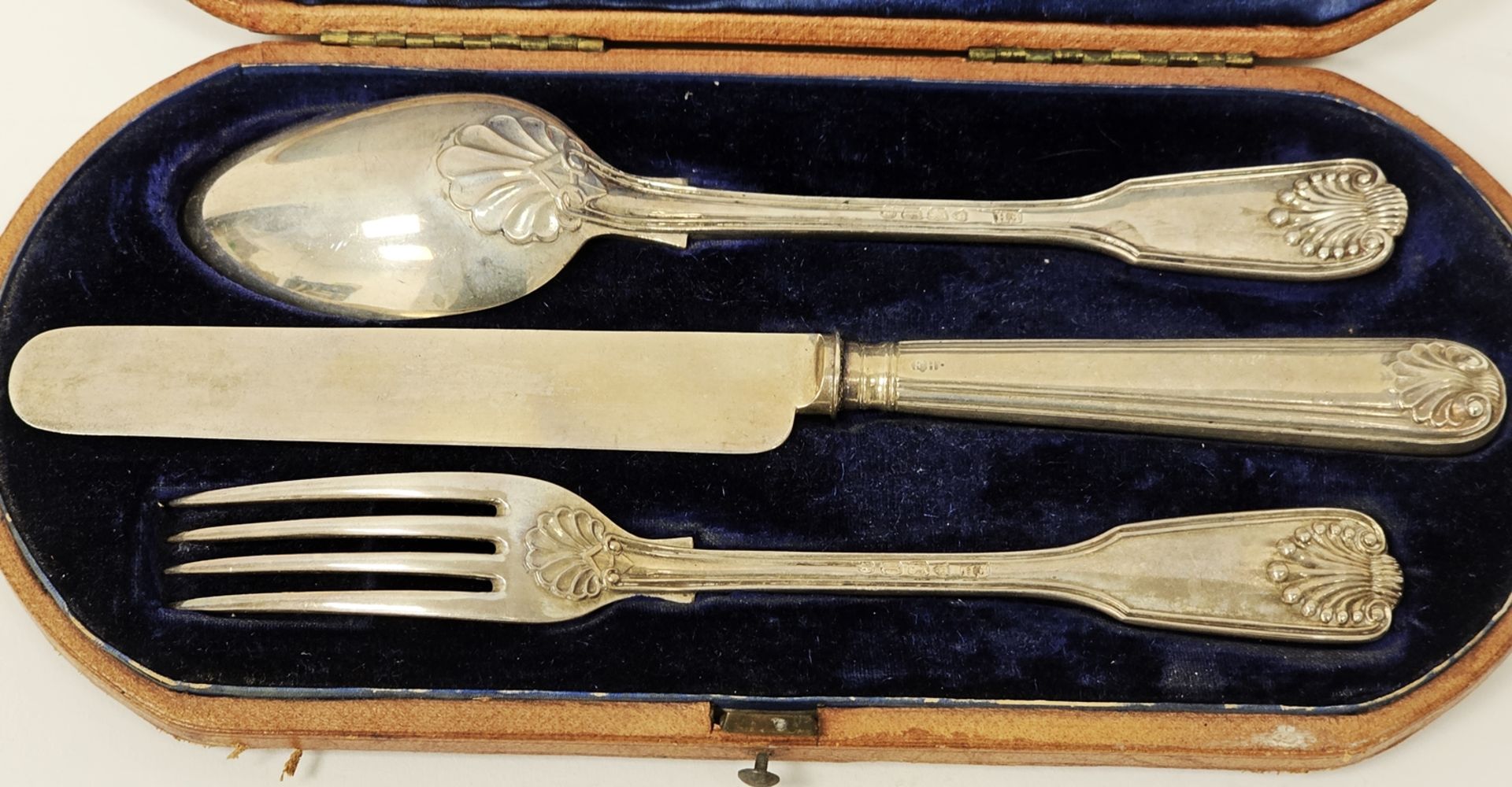 Victorian three-piece silver christening set, fiddle, thread and shell pattern, by Francis - Image 2 of 17